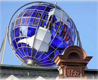 Der gläserne Globus auf dem Rathausdach